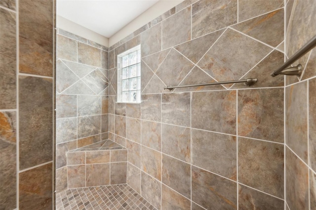 bathroom featuring tiled shower