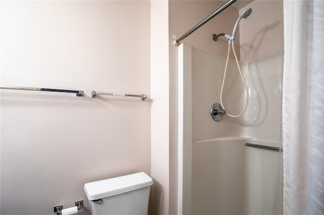 full bath featuring toilet and a shower with curtain