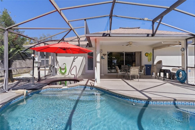 view of swimming pool with a ceiling fan, a fenced in pool, a lanai, fence, and a patio area