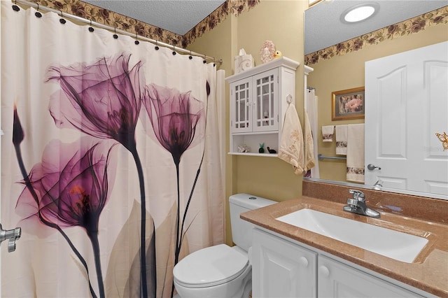 bathroom featuring toilet, a shower with shower curtain, a textured ceiling, and vanity