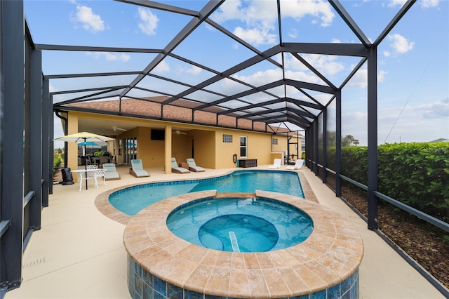 view of swimming pool featuring a lanai, a patio area, a pool with connected hot tub, and ceiling fan