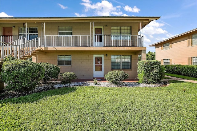 front of property with a front lawn