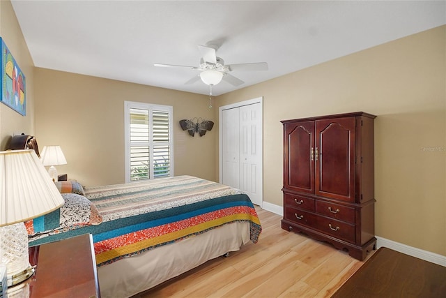 bedroom featuring light wood finished floors, a closet, a ceiling fan, and baseboards