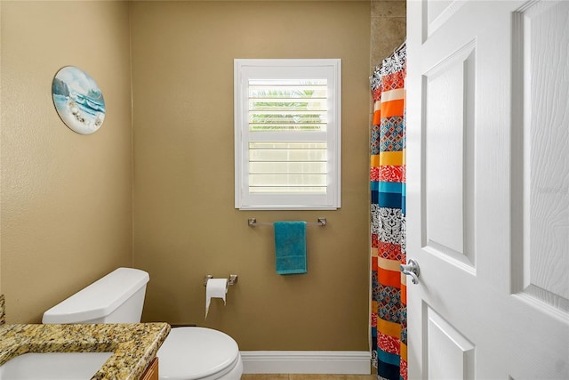 bathroom with toilet, baseboards, a shower with shower curtain, and vanity