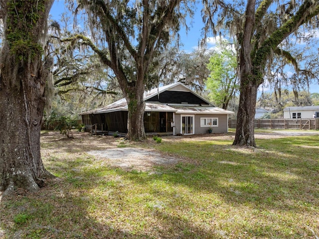 view of front of home featuring a front lawn and fence