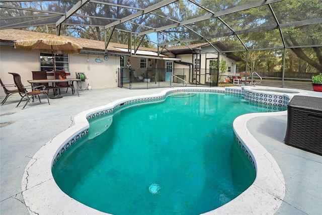 outdoor pool featuring a lanai, a patio area, a jacuzzi, and fence