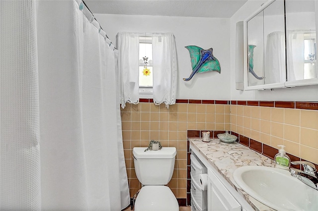 full bathroom featuring toilet, a shower with shower curtain, vanity, and tile walls