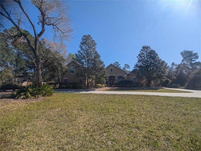 view of front facade with a front yard