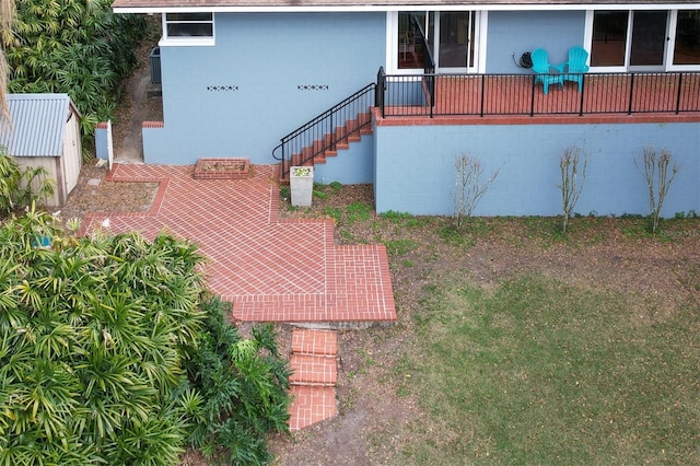 view of yard featuring a patio