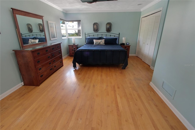 bedroom featuring light wood finished floors, baseboards, visible vents, and crown molding