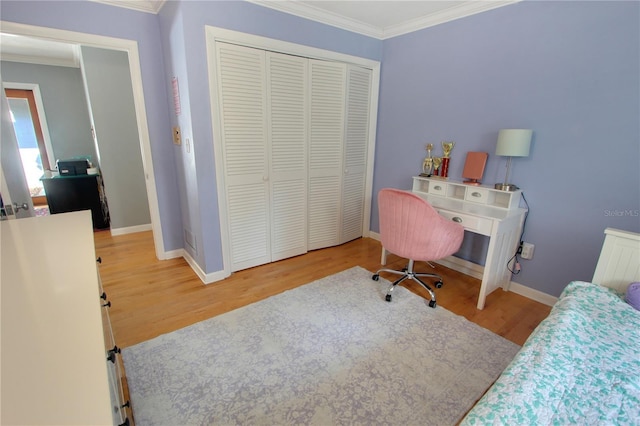 interior space featuring ornamental molding, wood finished floors, and baseboards