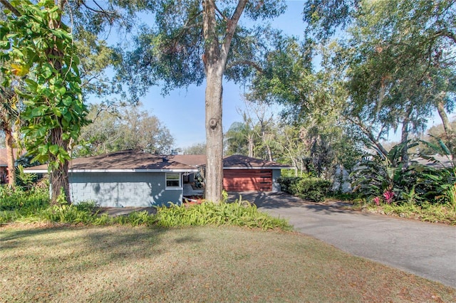 view of front of property with an attached garage, driveway, and a front yard