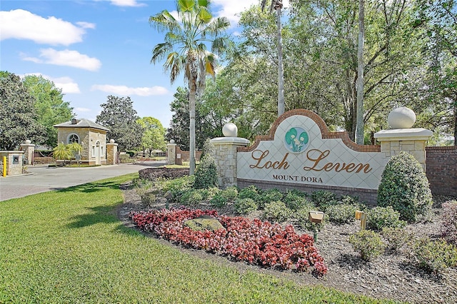 community sign with a yard