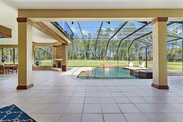 view of swimming pool featuring a patio area, a pool with connected hot tub, a lanai, and a yard