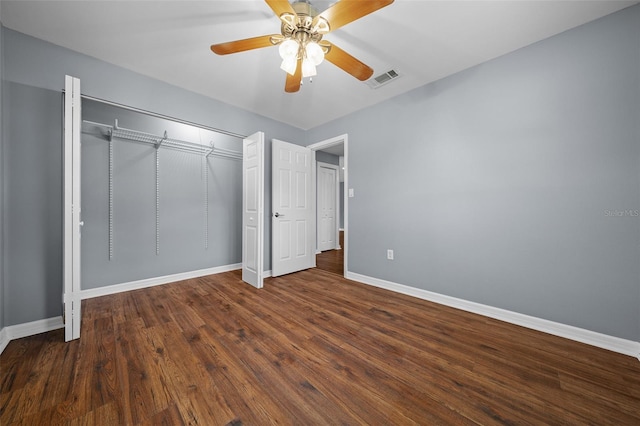 unfurnished bedroom featuring visible vents, baseboards, wood finished floors, a closet, and a ceiling fan