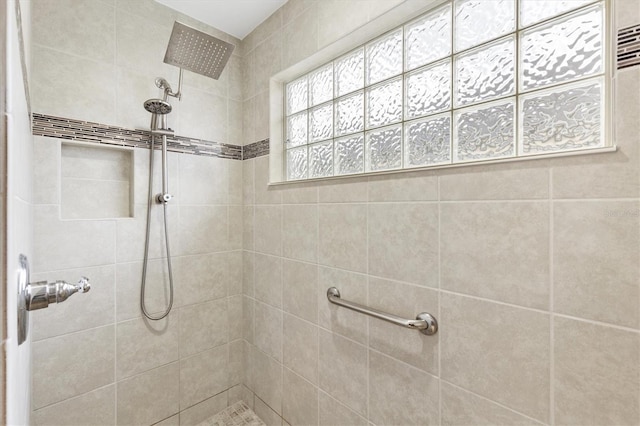 bathroom featuring tiled shower