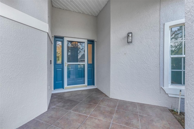 view of exterior entry with stucco siding