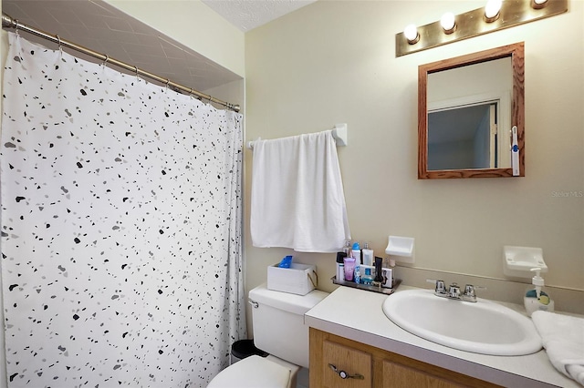 bathroom featuring a shower with curtain, vanity, and toilet