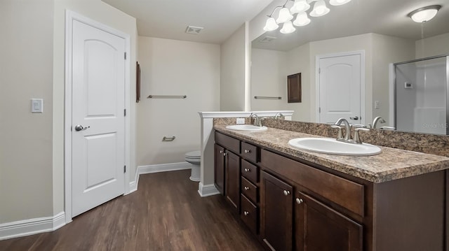 full bathroom featuring wood finished floors, a sink, visible vents, and baseboards