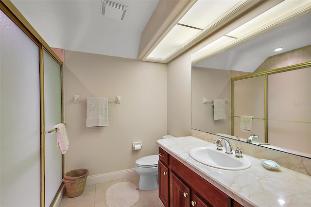 full bath featuring a shower with door, visible vents, toilet, vanity, and baseboards