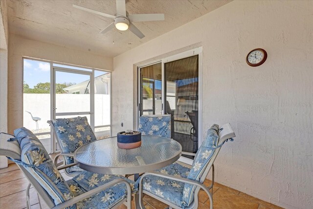 sunroom with ceiling fan