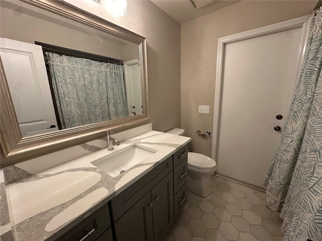 full bathroom featuring toilet, tile patterned floors, a shower with shower curtain, and vanity