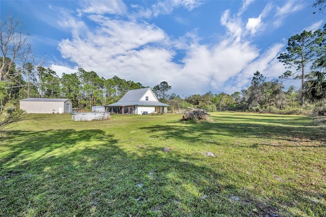 view of yard featuring an outbuilding