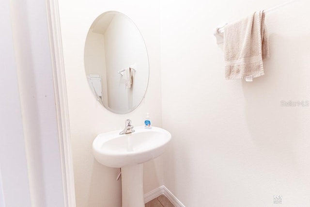 bathroom with baseboards