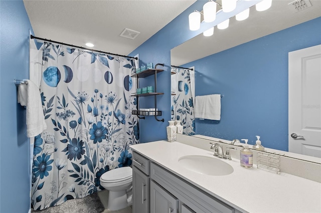 full bathroom featuring toilet, a shower with shower curtain, vanity, and visible vents