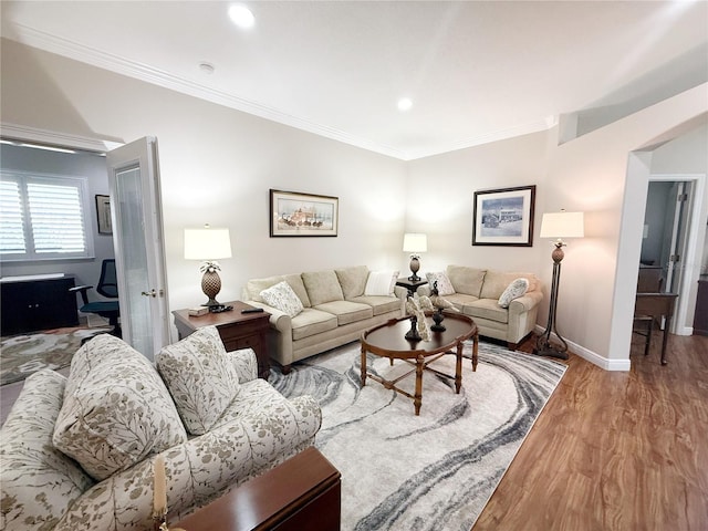 living room with baseboards, recessed lighting, light wood-type flooring, and crown molding