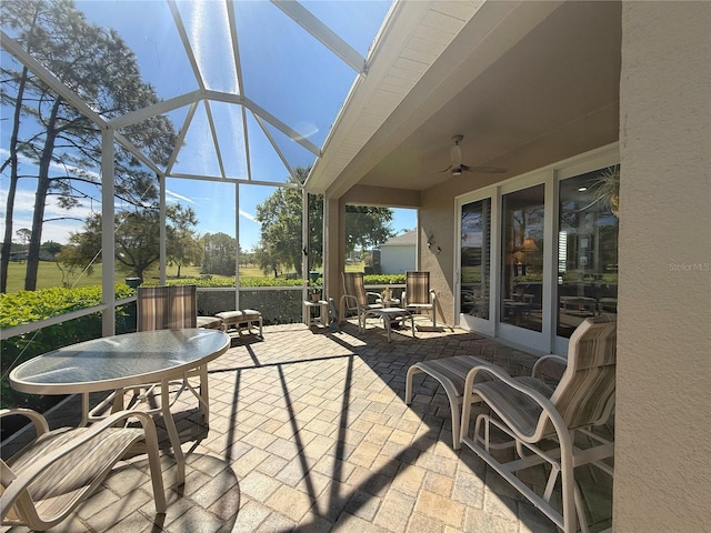 sunroom with ceiling fan