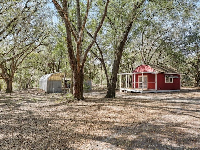 view of yard featuring an outdoor structure