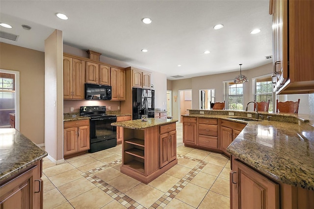 kitchen featuring recessed lighting, visible vents, a sink, black appliances, and baseboards