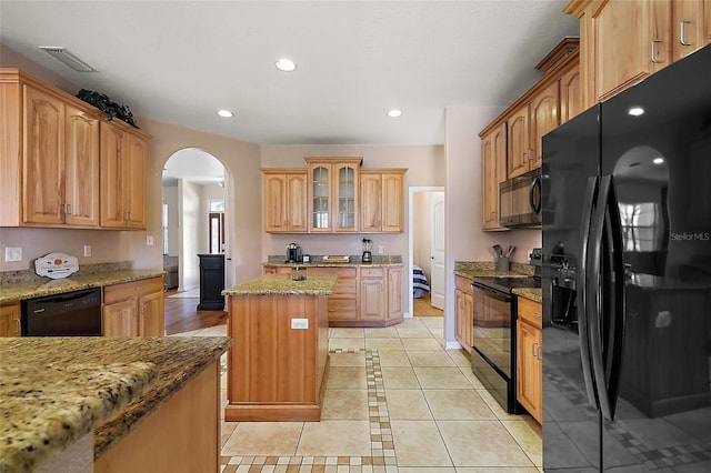 kitchen featuring arched walkways, black appliances, visible vents, and recessed lighting