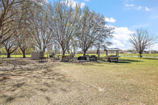 view of yard featuring an outbuilding