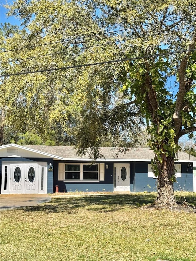 ranch-style home featuring a front lawn