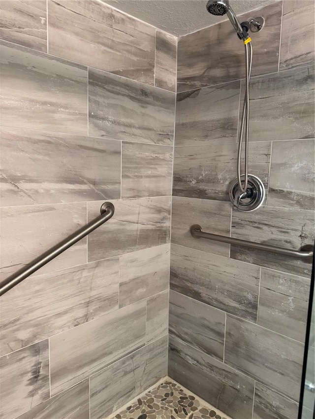 bathroom featuring tiled shower