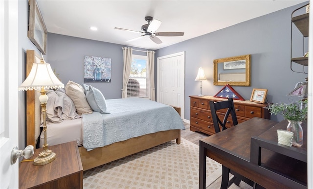 bedroom featuring light wood-style floors, a ceiling fan, a closet, and recessed lighting