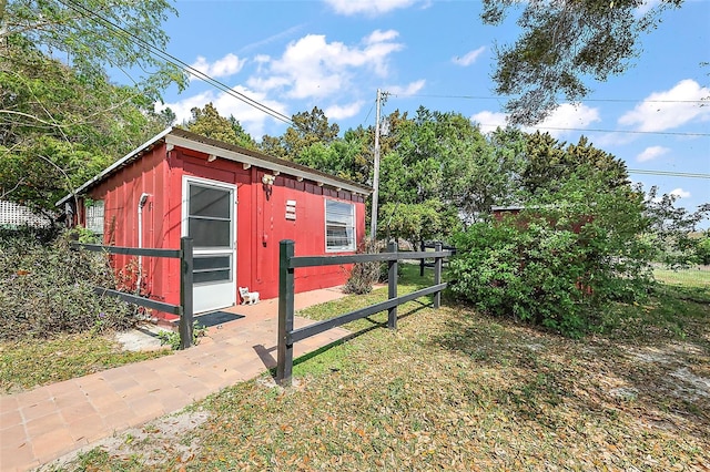 view of outdoor structure featuring an outbuilding and fence