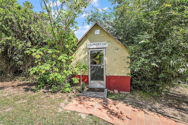 view of outdoor structure featuring an outbuilding