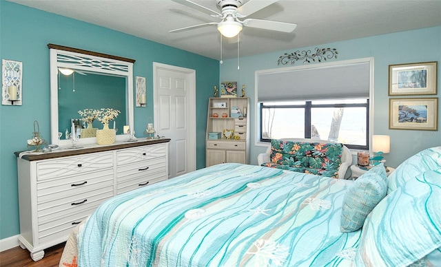 bedroom with dark wood-type flooring, baseboards, and ceiling fan