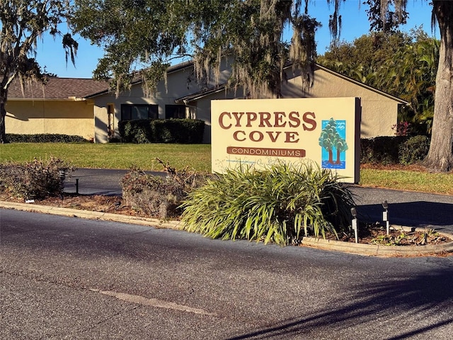 community sign with a yard