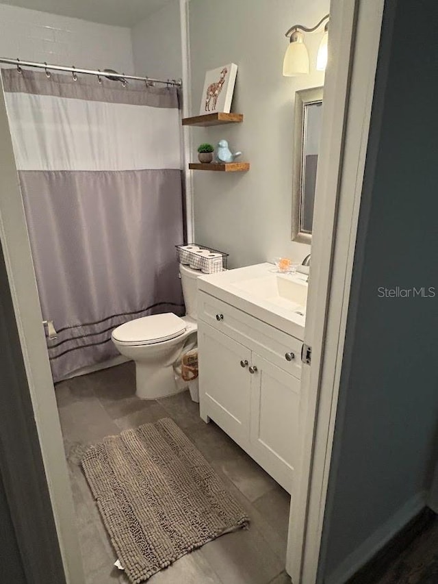 full bathroom with a shower with curtain, vanity, and toilet