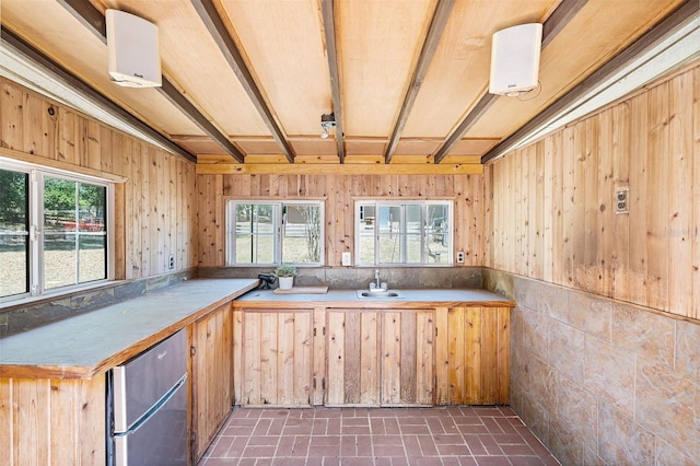16017 Harbar Oaks Dr, Montverde, FL 34756 - kitchen featuring a sink, brick patterned floors, lofted ceiling, fridge, and a peninsula
