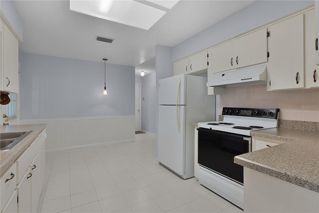 kitchen with visible vents, under cabinet range hood, tasteful backsplash, white appliances, and hanging light fixtures