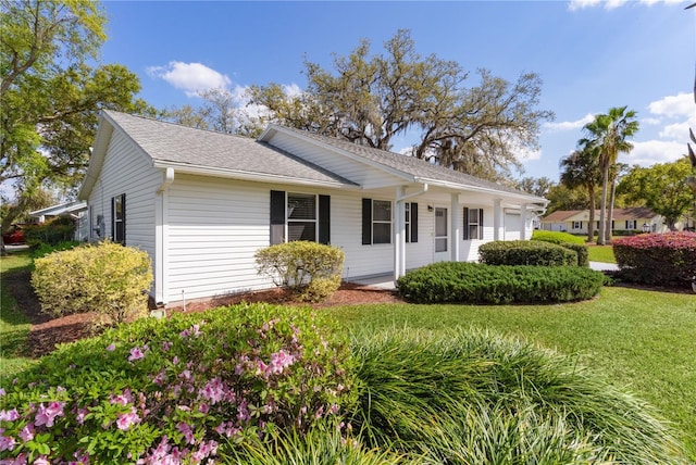 view of front of property featuring a front yard