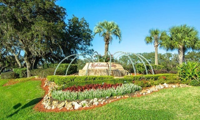 community sign featuring a yard