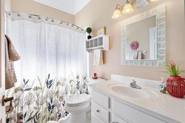 full bathroom featuring a shower with curtain, vanity, and toilet