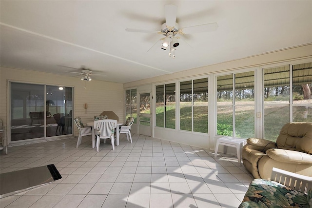 sunroom / solarium featuring a ceiling fan