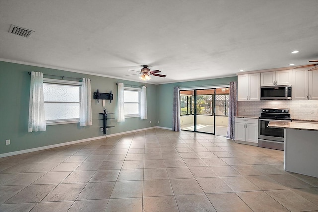 kitchen with visible vents, appliances with stainless steel finishes, a ceiling fan, and decorative backsplash